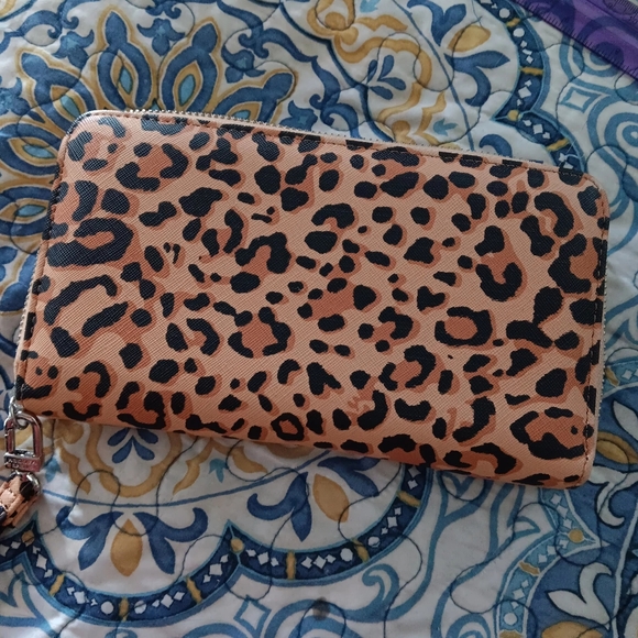 Steve Madden Cheetah/Leopard Wristlet Wallet - Picture 6 of 7